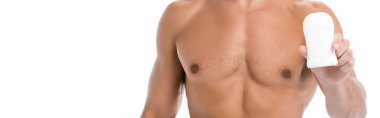 Beyaz pankartta izole edilmiş deodorantı olan seksi gömleksiz bir adam.