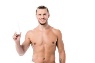 Beyaz deodorantıyla sırıtan seksi gömleksiz adam.