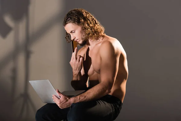 Sexy Sem Camisa Homem Segurando Laptop Cartão Crédito — Fotografia de Stock