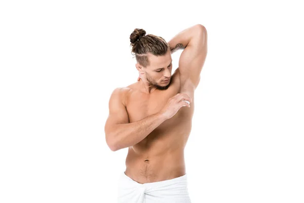 Sexy Shirtloze Man Met Behulp Van Deodorant Geïsoleerd Wit — Stockfoto