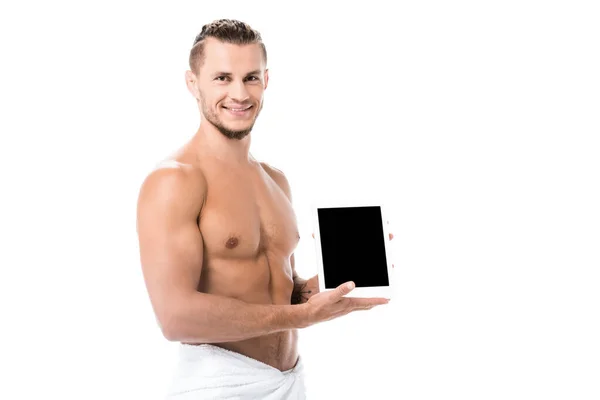 Sonriente Sexy Hombre Sin Camisa Toalla Presentando Tableta Digital Aislado — Foto de Stock