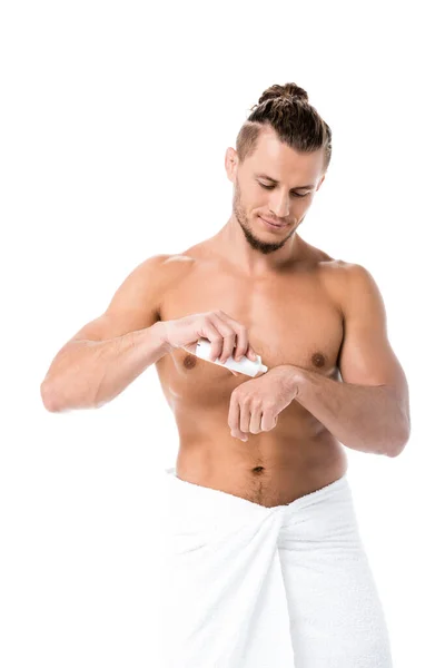 Σέξι Shirtless Άνθρωπος Πετσέτα Εφαρμογή Κρέμα Χεριών Που Απομονώνονται Λευκό — Φωτογραφία Αρχείου