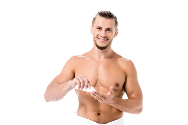 Sorrindo Sexy Shirtless Homem Toalha Aplicando Creme Mão Isolado Branco — Fotografia de Stock