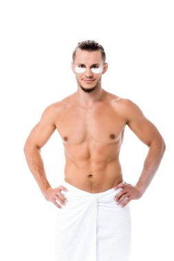 Yüzünde yalıtılmış göz bantları olan havlulu seksi gömleksiz bir adam.