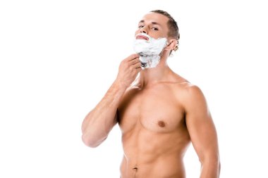 Yüzü köpüklü seksi gömleksiz bir adam. Yalnız başına tıraş oluyor.
