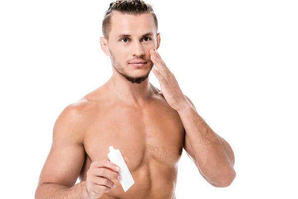 Sexy Shirtless Homem Aplicando Creme Facial Isolado Branco — Fotografia de Stock