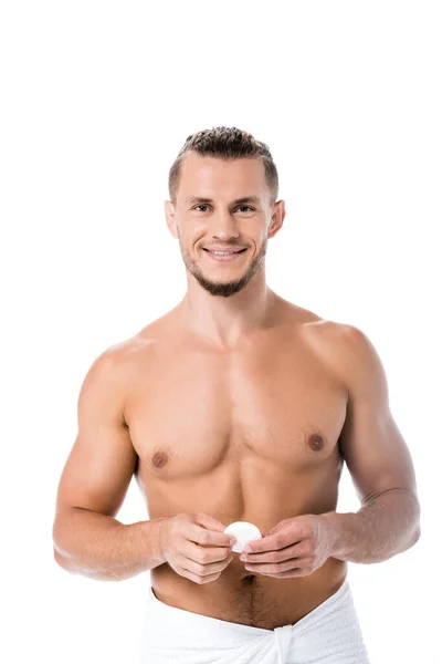 Lachende Sexy Shirtloze Man Handdoek Met Katoenen Pad Geïsoleerd Wit — Stockfoto