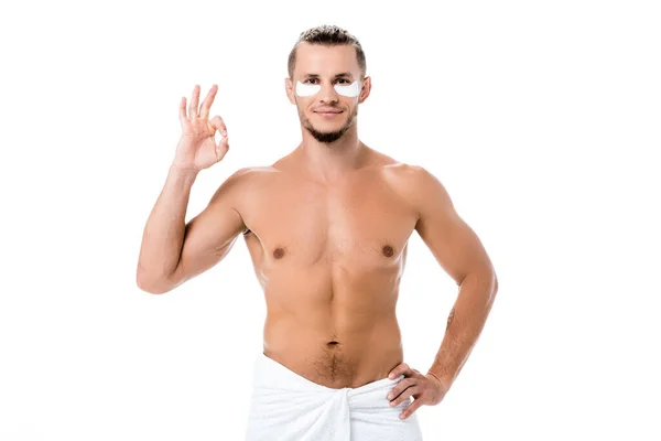 Sexy Shirtless Homem Toalha Com Olhos Remendos Rosto Mostrando Isolado — Fotografia de Stock