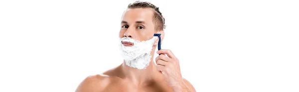 白いバナーに隔離された剃刀で顔を剃る泡とセクシーな白人男性 — ストック写真