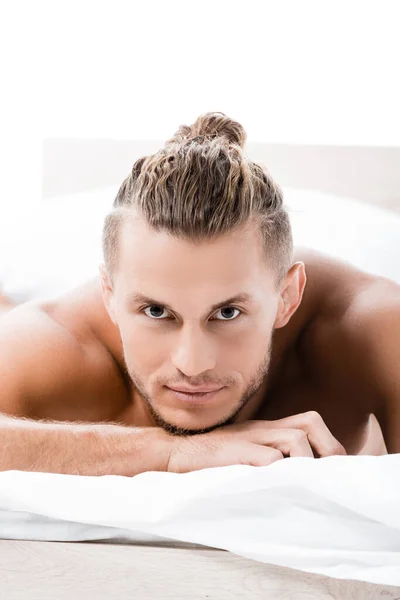 Сексуальний Сорочки Чоловік Позує Ліжку Ізольований Білому — стокове фото