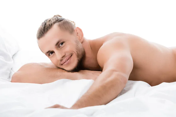 Sonriente Sexy Sin Camisa Hombre Posando Cama Aislado Blanco — Foto de Stock