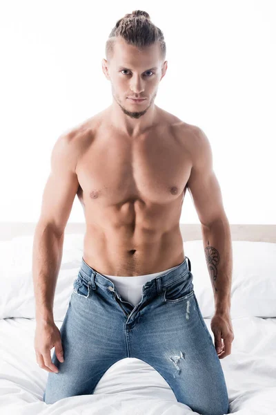 Sexy Sem Camisa Homem Jeans Posando Cama Isolado Branco — Fotografia de Stock