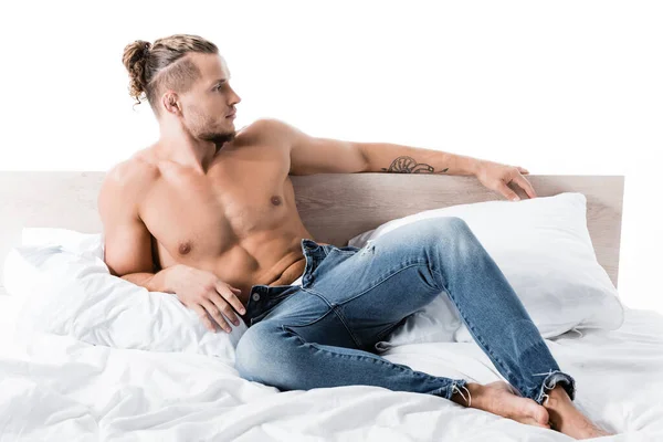 Sexy Sin Camisa Hombre Jeans Posando Cama Aislado Blanco — Foto de Stock