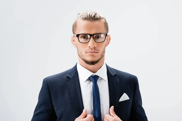 Jeune Homme Affaires Costume Lunettes Isolé Sur Blanc — Photo