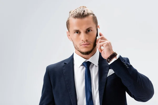 Jovem Empresário Terno Falando Smartphone Isolado Branco — Fotografia de Stock