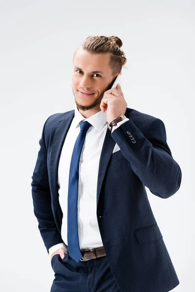 Sonriente Joven Hombre Negocios Traje Hablando Teléfono Inteligente Aislado Blanco — Foto de Stock