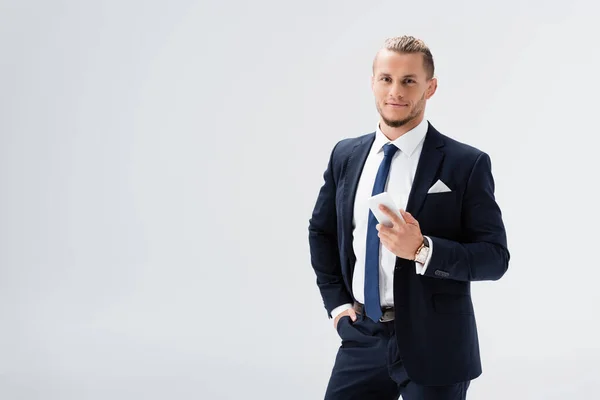 Joven Hombre Negocios Traje Con Teléfono Inteligente Aislado Blanco — Foto de Stock