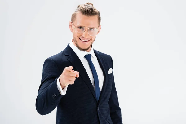 Feliz Joven Hombre Negocios Traje Gafas Apuntando Cámara Aislada Blanco — Foto de Stock