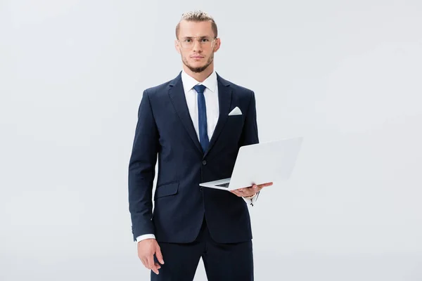 Joven Hombre Negocios Traje Gafas Con Portátil Aislado Blanco — Foto de Stock