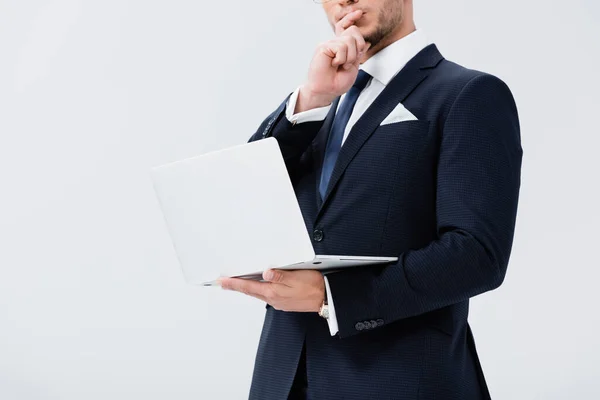 Abgeschnittene Ansicht Von Nachdenklichen Jungen Geschäftsmann Anzug Mit Laptop Isoliert — Stockfoto
