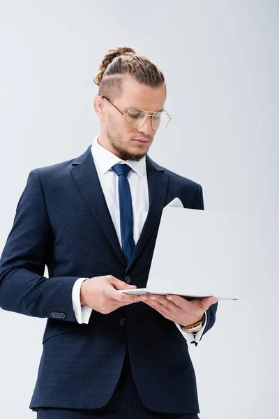 Jovem Empresário Terno Óculos Com Laptop Isolado Branco — Fotografia de Stock