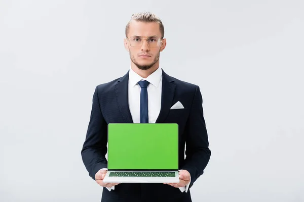 Joven Hombre Negocios Traje Gafas Presentando Portátil Aislado Blanco — Foto de Stock