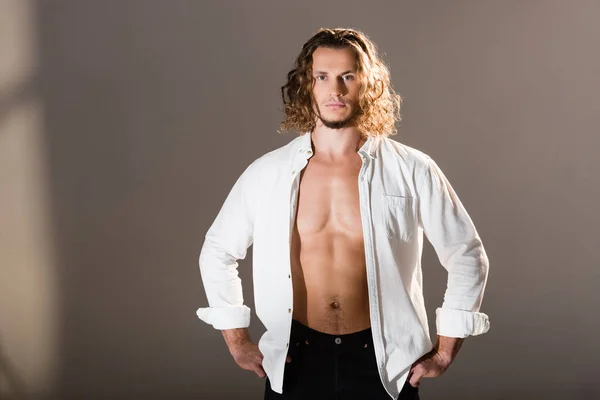 Homem Sexy Com Camisa Desabotoada Posando Fundo Escuro — Fotografia de Stock