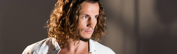 сексуальный мужчина в расстегнутой рубашке позирует на темном фоне, баннер