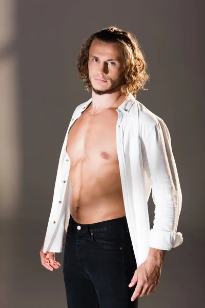 Sexy Man Met Unbuttoned Shirt Poseren Donkere Achtergrond — Stockfoto