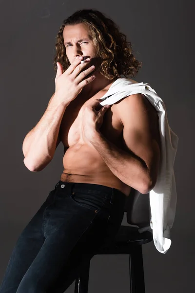 Сексуальный Мужчина Рубашки Длинными Волосами Курение Темном Фоне — стоковое фото