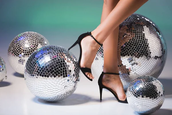Frauenbeine Schwarzen Schuhen Und Glänzenden Discokugeln — Stockfoto