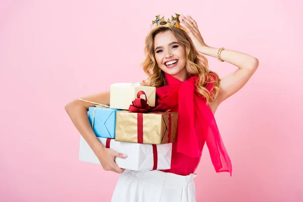 Elegante Mujer Feliz Corona Con Regalos Sobre Fondo Rosa — Foto de Stock