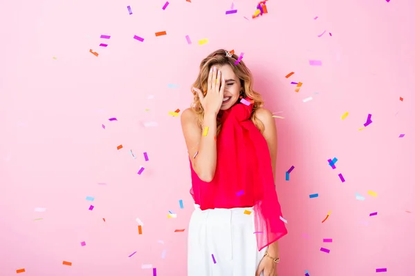 Elegante Mujer Feliz Corona Bajo Confeti Sobre Fondo Rosa — Foto de Stock