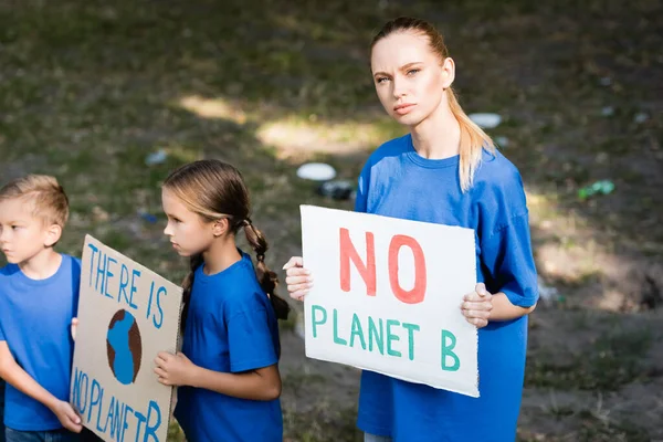 Kvinna Och Barn Som Innehar Plakat Utan Planet Inskription Ekologi — Stockfoto