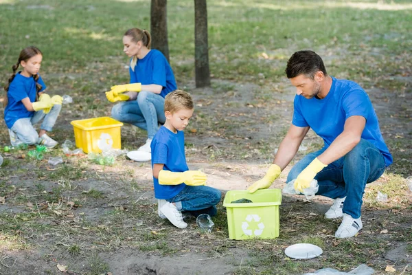 Familie Von Freiwilligen Sammelt Plastikmüll Containern Mit Recyclingsymbol Umweltkonzept — Stockfoto