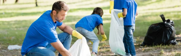 Rodzina Wolontariuszy Zbierająca Śmieci Plastikowych Torbach Recyklingu Koncepcja Ekologiczna Baner — Zdjęcie stockowe