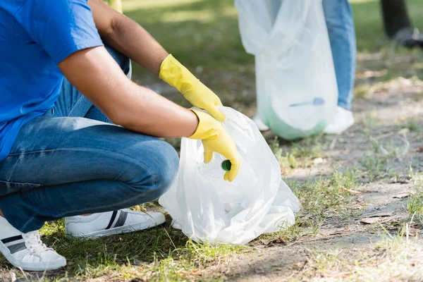 Vista Parcial Activistas Recogiendo Basura Bolsas Recicladas Concepto Ecología — Foto de Stock