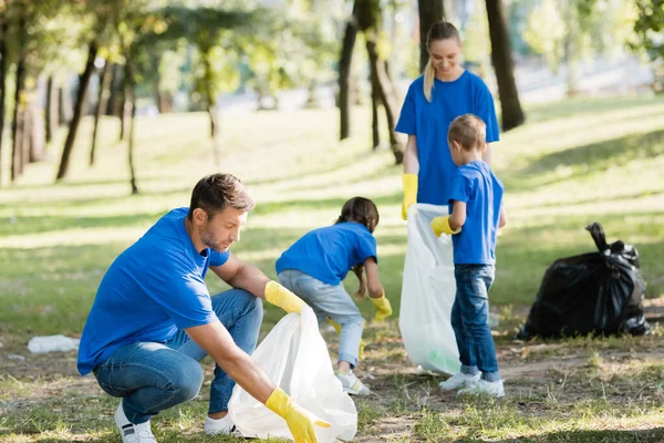 Man Collecting Waste Recycled Bag Family Blurred Background Ecology Concept — Stock Photo, Image