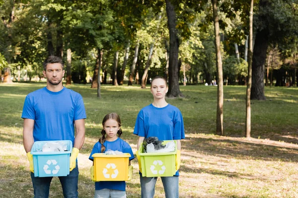 Familj Frivilliga Som Innehar Behållare Med Återvinningssymboler Full Plastavfall Ekologi — Stockfoto