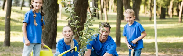Счастливая Семья Волонтеров Посадка Молодого Дерева Лесу Экологическая Концепция Баннер — стоковое фото