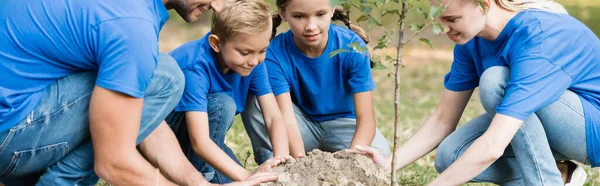 Părinți Doi Copii Plantând Copaci Tineri Pădure Concept Ecologic Banner — Fotografie, imagine de stoc
