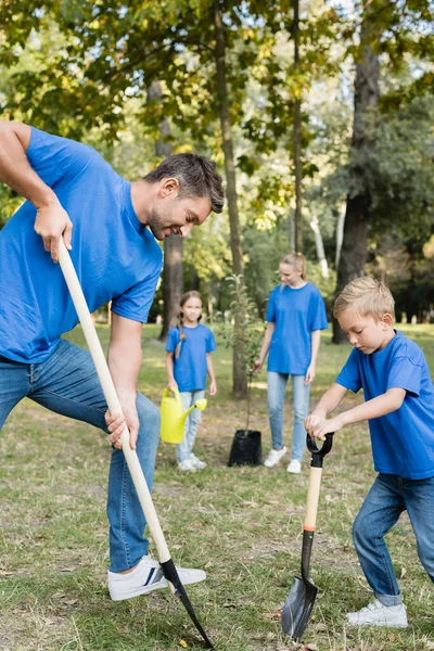 Far Och Son Gräva Mark Nära Mor Och Dotter Med — Stockfoto