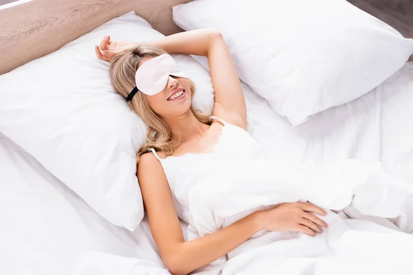 Mujer Sonriente Con Los Ojos Vendados Acostada Sobre Ropa Cama —  Fotos de Stock