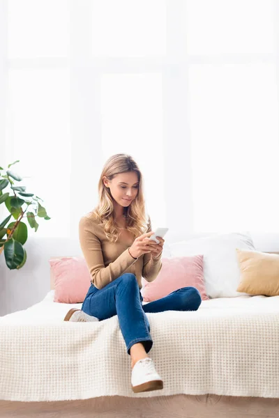 Ung Kvinna Casual Kläder Med Hjälp Smartphone Sängen — Stockfoto