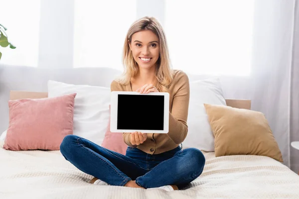 笑顔女性ショーデジタルタブレットとともに空白の画面上のベッド ホーム — ストック写真