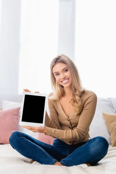 Mulher Sorridente Mostrando Tablet Digital Com Tela Branco Enquanto Sentado — Fotografia de Stock