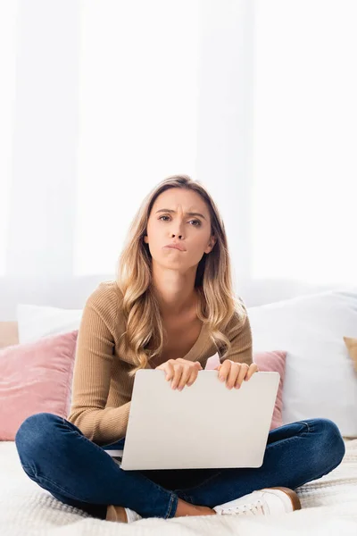 Freelancer Pensativo Mordiendo Labios Sosteniendo Portátil Cama — Foto de Stock