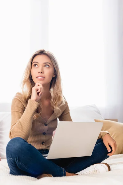 Drömmande Frilansare Håller Laptop Medan Sitter Sängen — Stockfoto