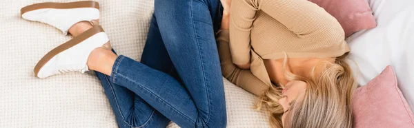 悲しみの女性のトップビューのベッドの上に自宅で横たわっ バナー — ストック写真