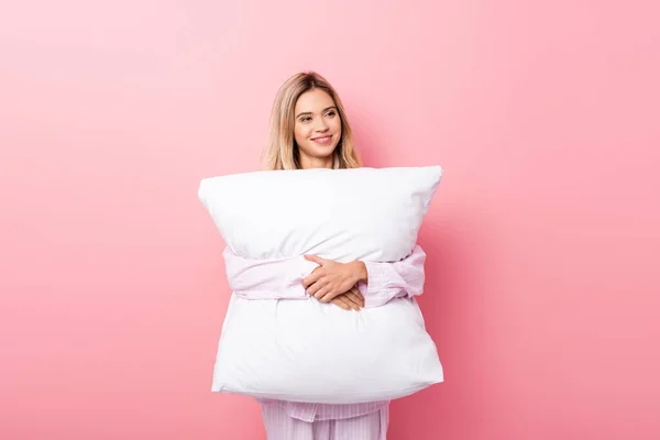 Mulher Sorridente Pijama Segurando Travesseiro Branco Fundo Rosa — Fotografia de Stock